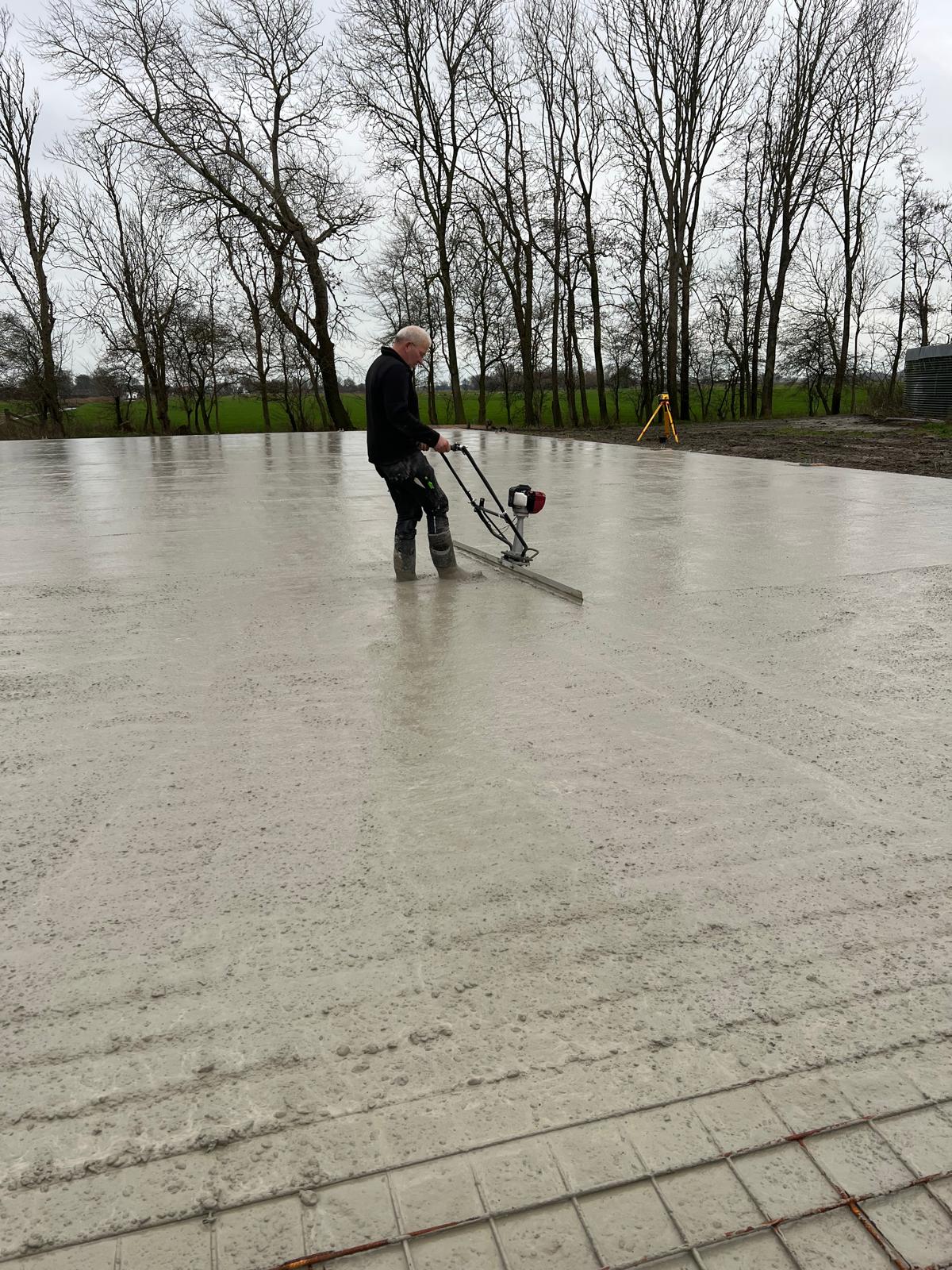 Betonvloer aangelegd voor bedrijfspand in Friesland door FRL Construct
