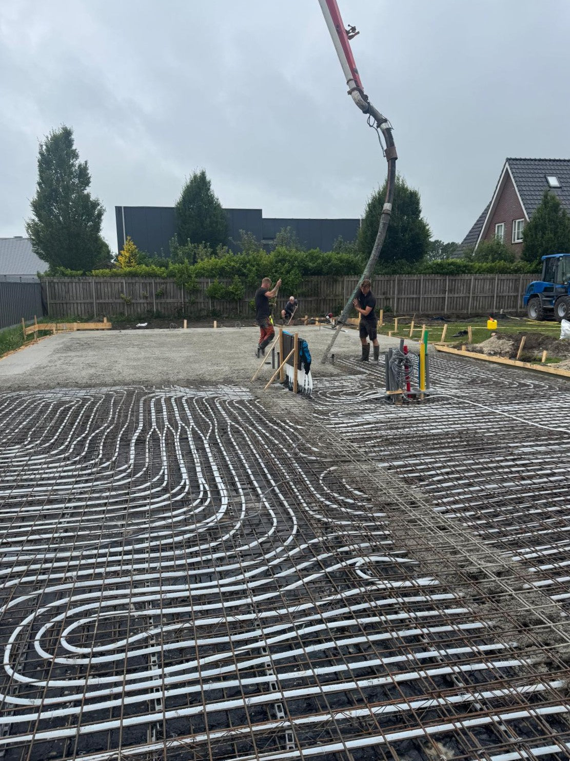 Betonvloer met vloerverwarming gestort in Friesland door FRL construct